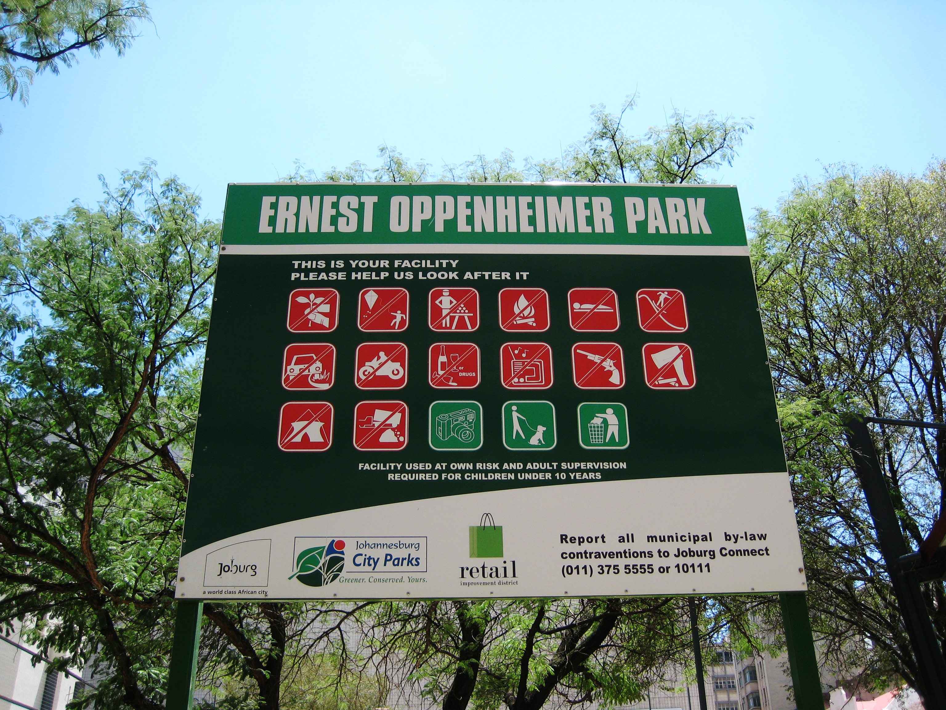 A sign in Ernest Oppenheimer park with pictograms indicating prohibited and encouraged behaviors