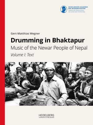 Das Cover des Buches "Drumming in Bhaktapur" aus der Reihe Documenta Nepalica zeigt eine Gruppe am Boden sitzender nepalesischer Musiker.